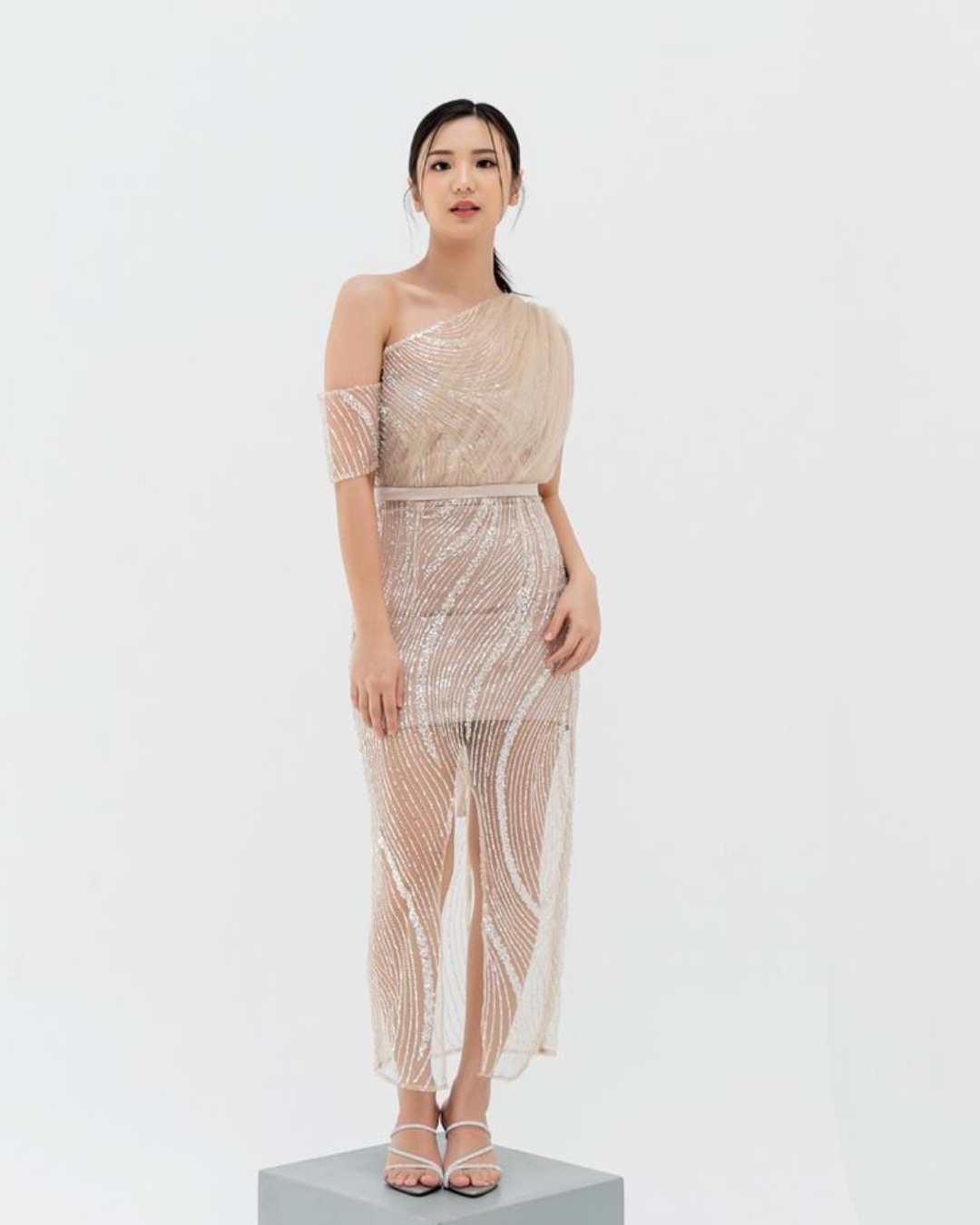 Pheobe in Nude